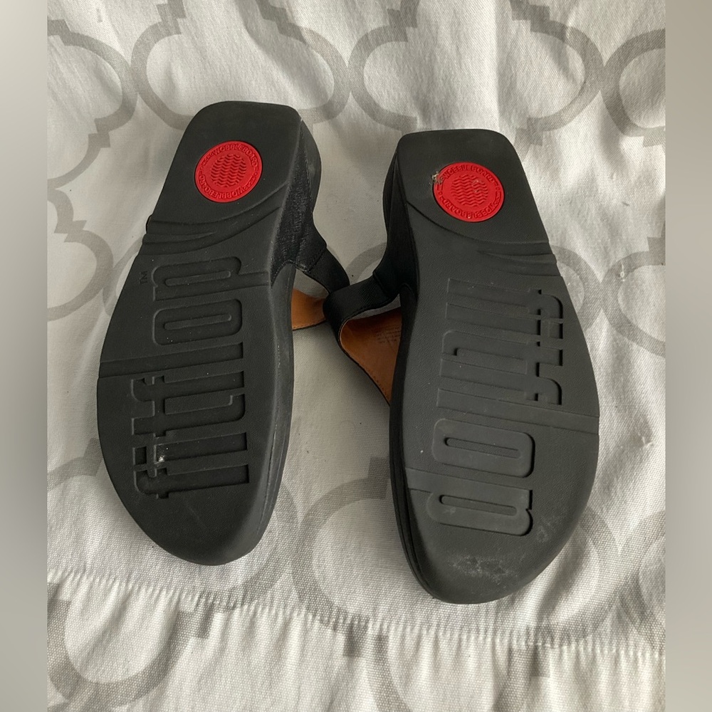 Women’s black fit flop